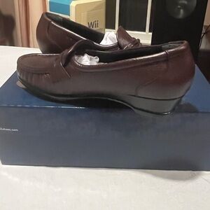 SAS Easier Antique Wine W6 1.25 inch heel loafer BNIB